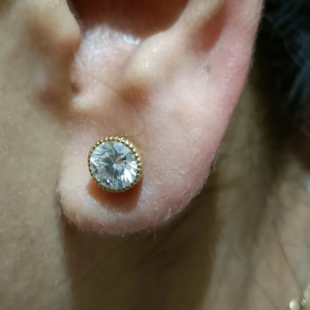 /public/photos/live/Round Brilliant Moissanite Stud Earrings (2).webp